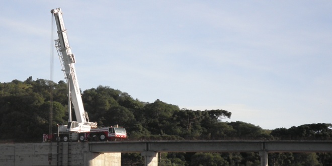 Terex-Demag sobre barragem esquerda ceu azul